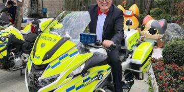 蔡康年因致敬警察引發網絡爭議 自稱遭網絡欺凌