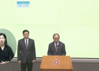 國務院免去曾國衛政制及內地事務局局長職務