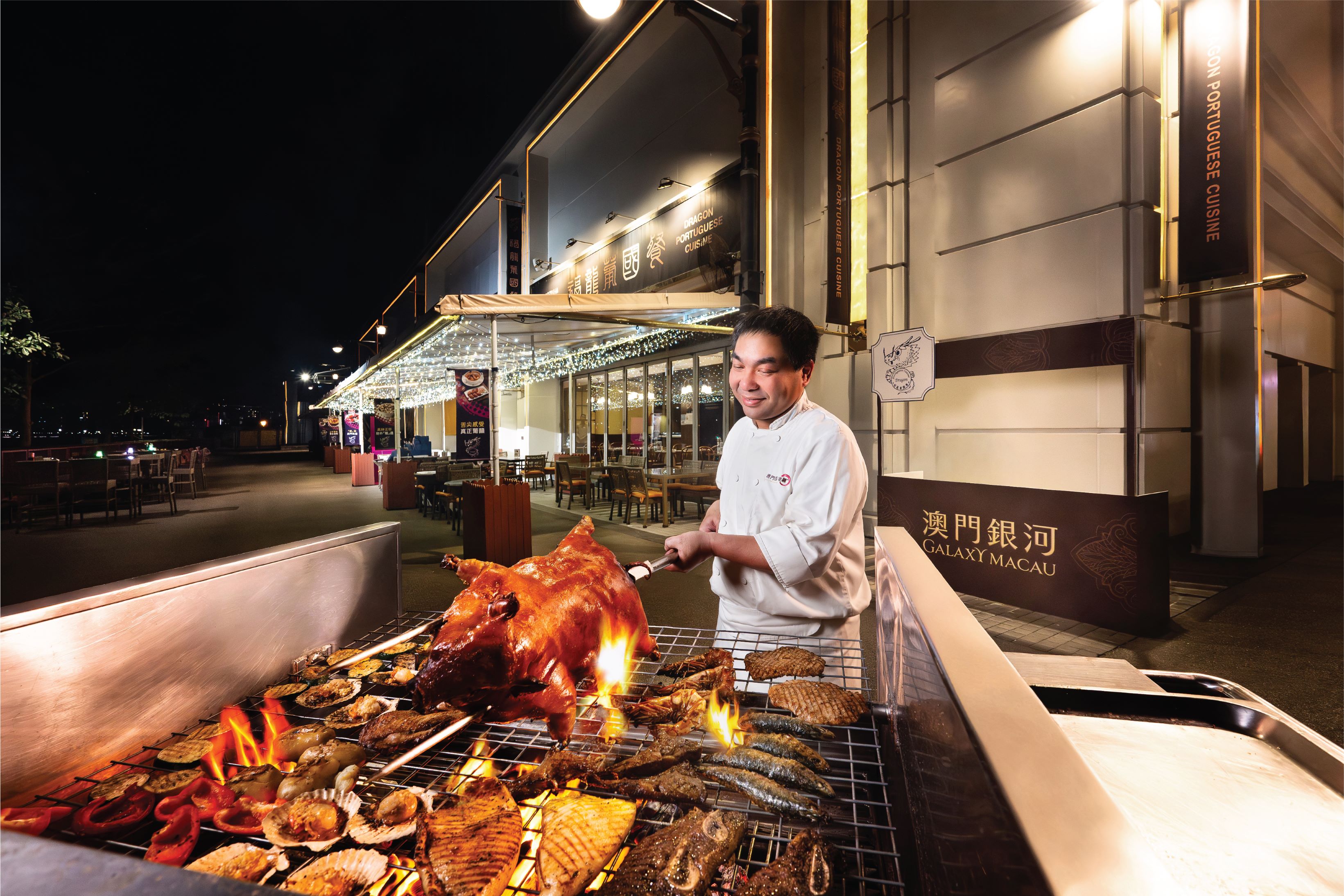 逢星期五到星期日，來「澳門百老匯」享受無盡星空下的火熱良宵，於福龍葡國餐品嚐即席製作、色香味全的鮮美烤肉和海鮮，感受春夜。